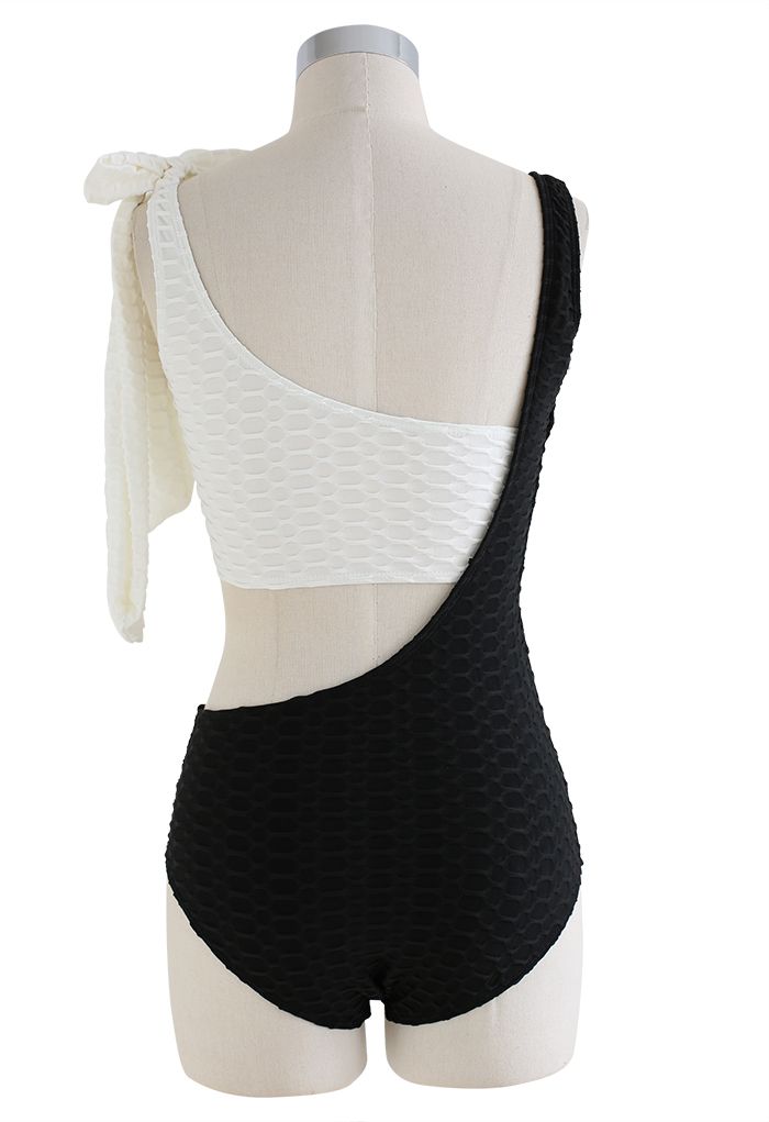 Two-Tone Cutout Textured Emboss Swimsuit in Black